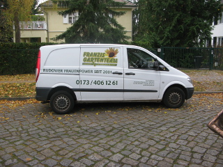 Firmenwagen von Franzis Gartenteam mit Logo